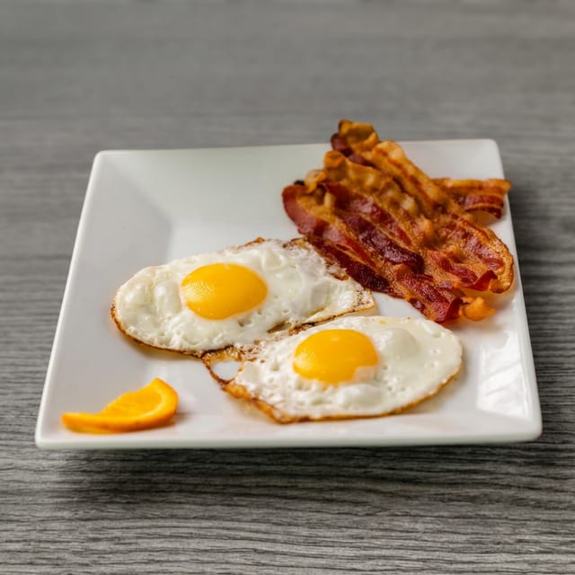 Dos Huevos Fritos, Tostadas Y Café Con Leche.