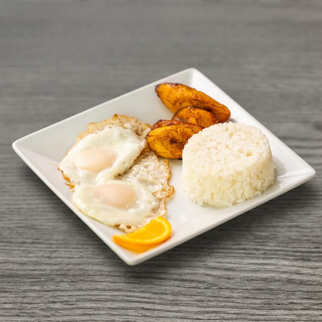 Dos Huevos Fritos Con Arroz Y Maduros.