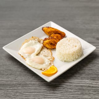 Dos Huevos Fritos Con Arroz Y Maduros