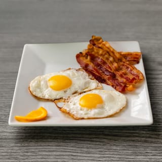 Dos Huevos Fritos, Tostadas Y Café Con Leche