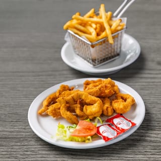 Deditos De Pollo con Papitas Fritas