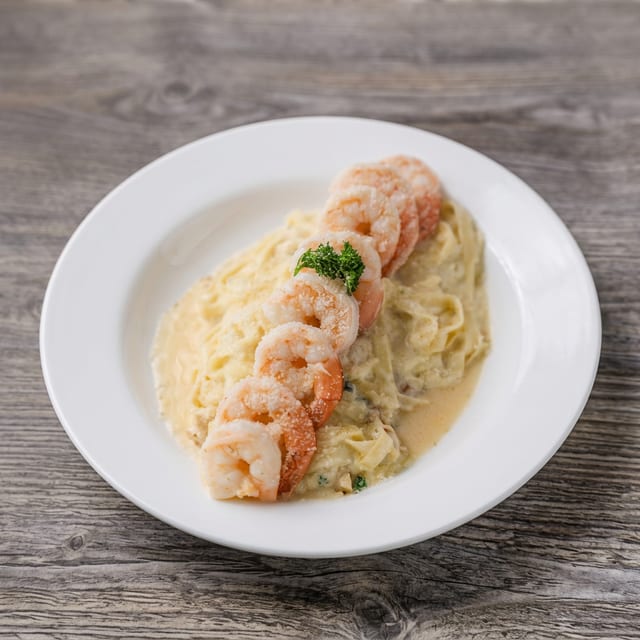 Fetuccini Alfredo Con Camarones.