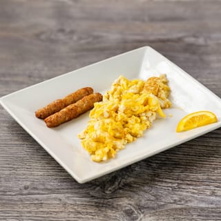Dos Huevos Revueltos, Tostadas Y Café Con Leche