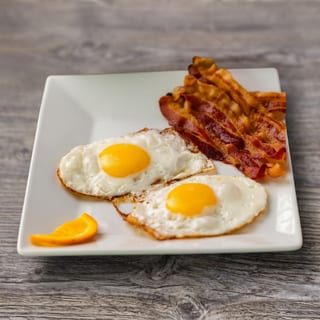Dos Huevos Fritos, Tostadas Y Café Con Leche