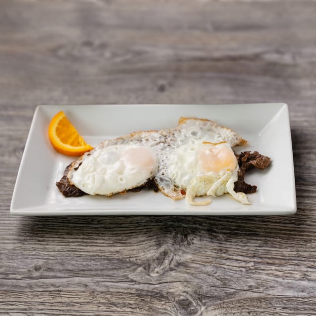 Bistec a Caballo Con Huevo Frito.