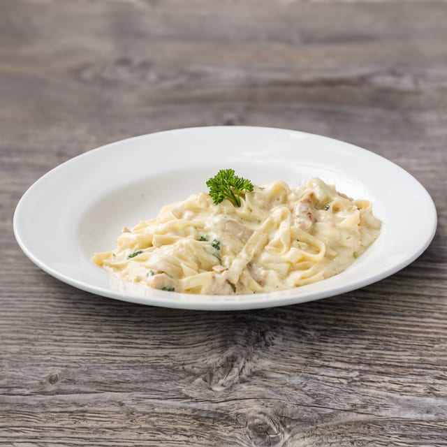 Fetuccini Alfredo Con Pollo.