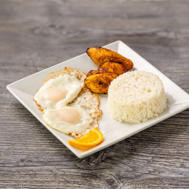 Dos Huevos Fritos Con Arroz Y Maduros.