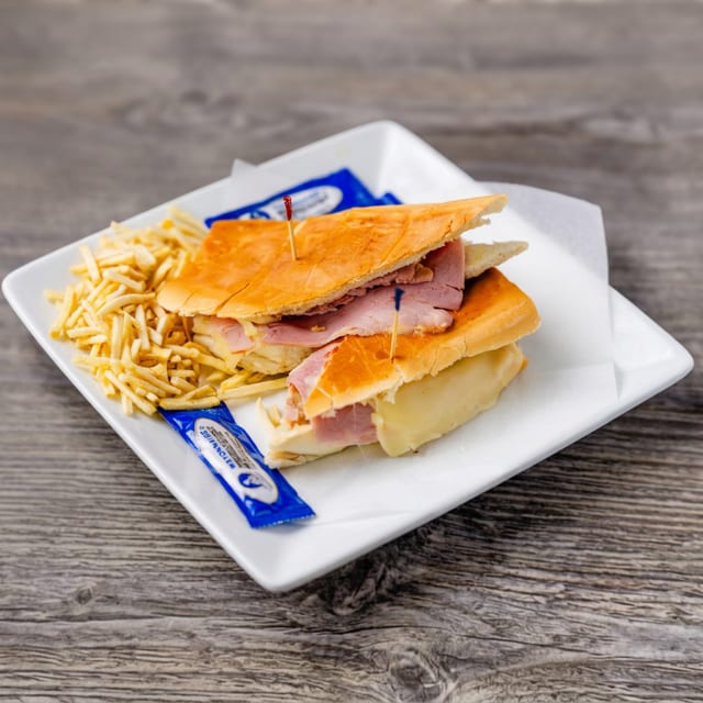 Sándwich De Jamón Y Queso.
