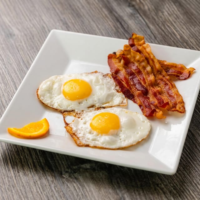 Dos Huevos Fritos, Tostadas Y Café Con Leche.