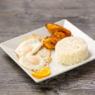 Dos Huevos Fritos Con Arroz Y Maduros